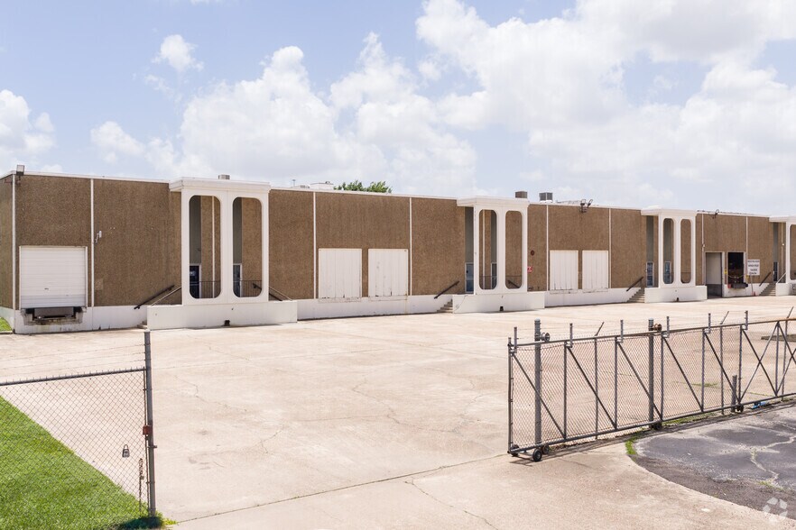 More Photos Of 6855 Wynnwood Ln, Houston Unknown For Lease