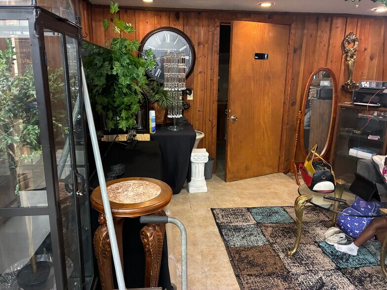 More Photos Of 605 Crescent Rd, Rockwell Freestanding For Lease