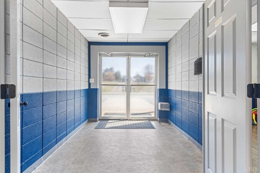 More Photos Of 273 Riverbend Rd, Altavista Showroom For Sale