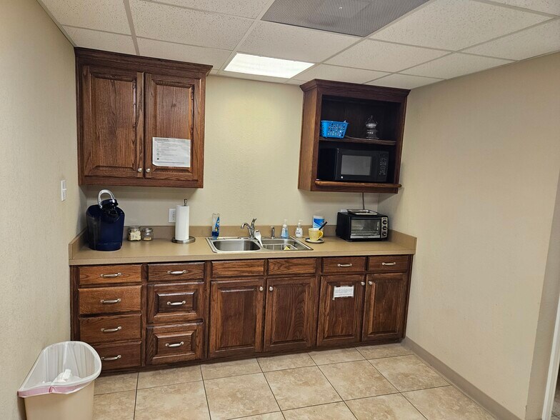 More Photos Of 2604 N Kaufman St, Ennis Flex For Sale