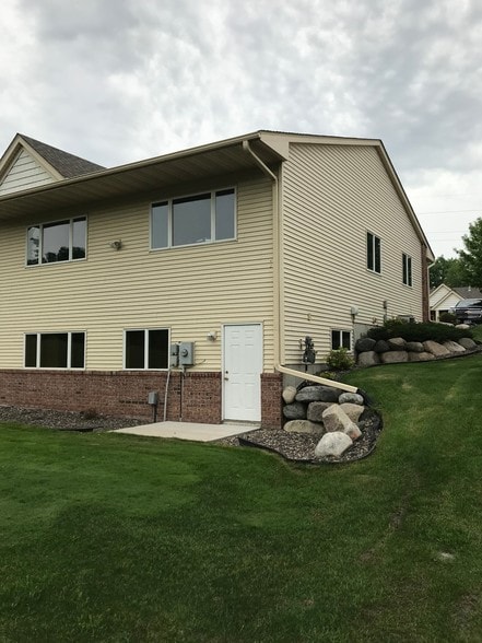 More Photos Of 6230 10th St N, Oakdale Office For Sale