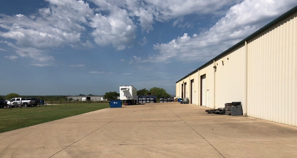 More Photos Of 2440 Chambers St, Venus Light Distribution For Lease