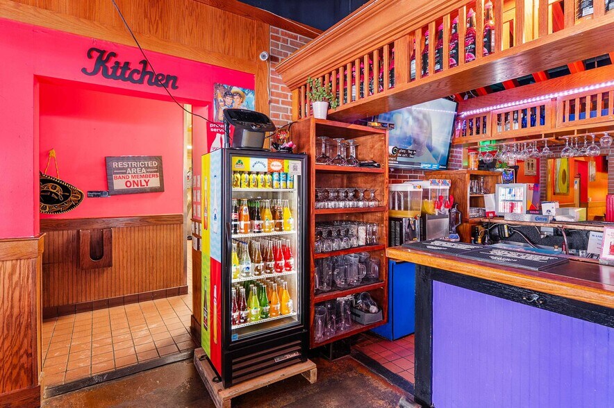 More Photos Of 850 Kepler Dr, Green Bay Restaurant For Sale