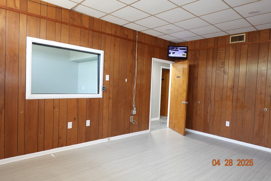 More Photos Of 17 W Mellen St, Hampton Medical For Lease