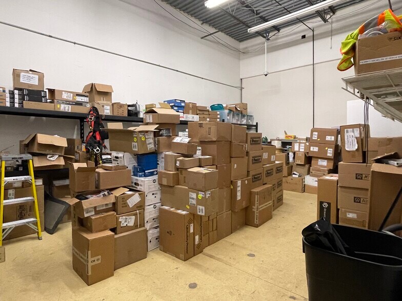 More Photos Of 956 W Lake St, Roselle Flex For Lease