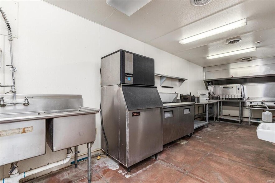 More Photos Of 512 Old Route 66, Saint Robert Showroom For Sale