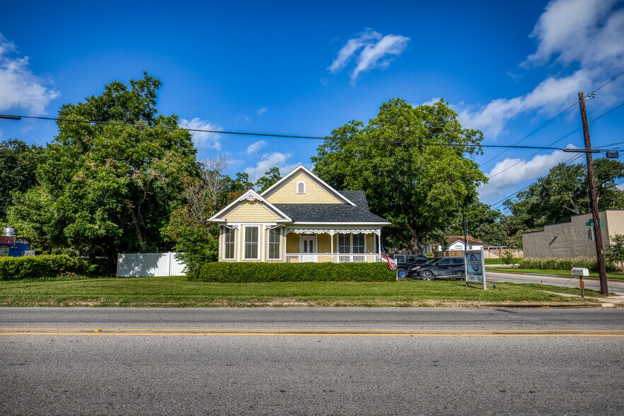 More Photos Of 1600 S Day St, Brenham Medical For Sale