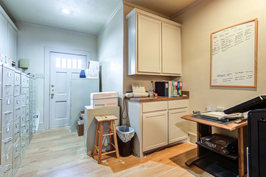More Photos Of 2124 Broadway St, Lubbock Office For Sale