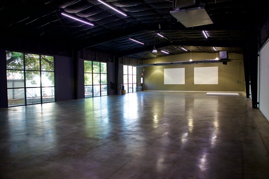 More Photos Of 2324 S Lamar Blvd, Austin Unknown For Lease