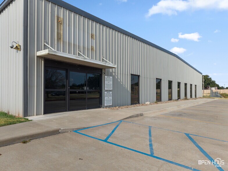 More Photos Of 2701 Southridge Dr, Wichita Falls Distribution For Lease