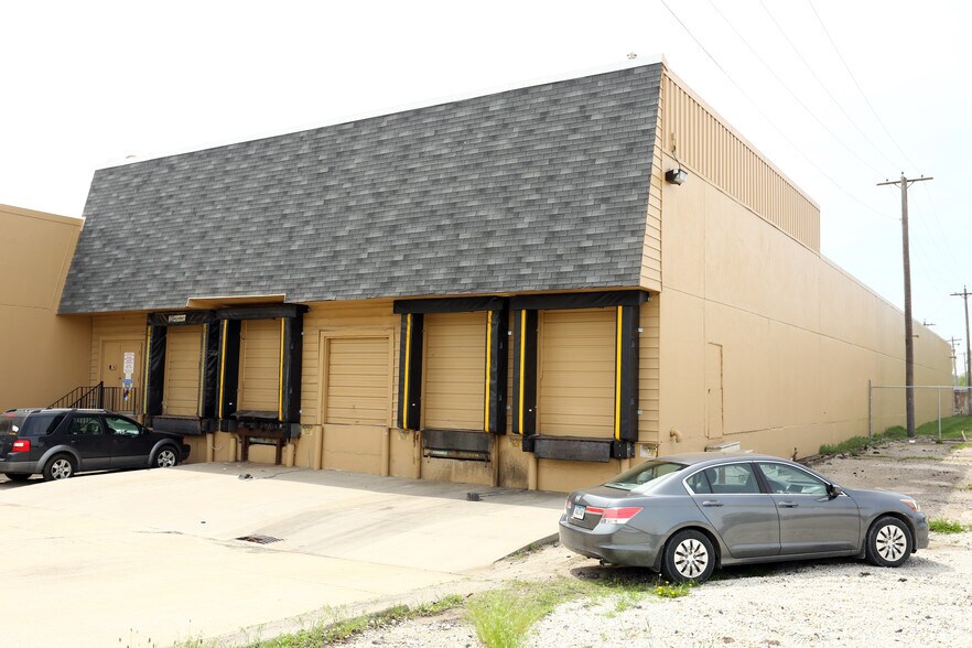 More Photos Of 1500 Delaware Ave, Des Moines Distribution For Lease