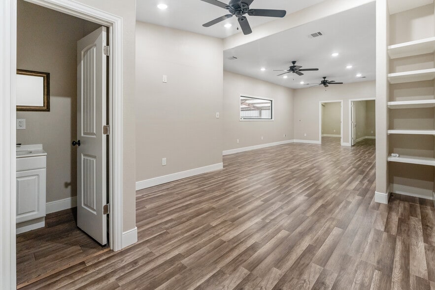 More Photos Of 6927 Highway 36 S, Rosenberg Office For Lease