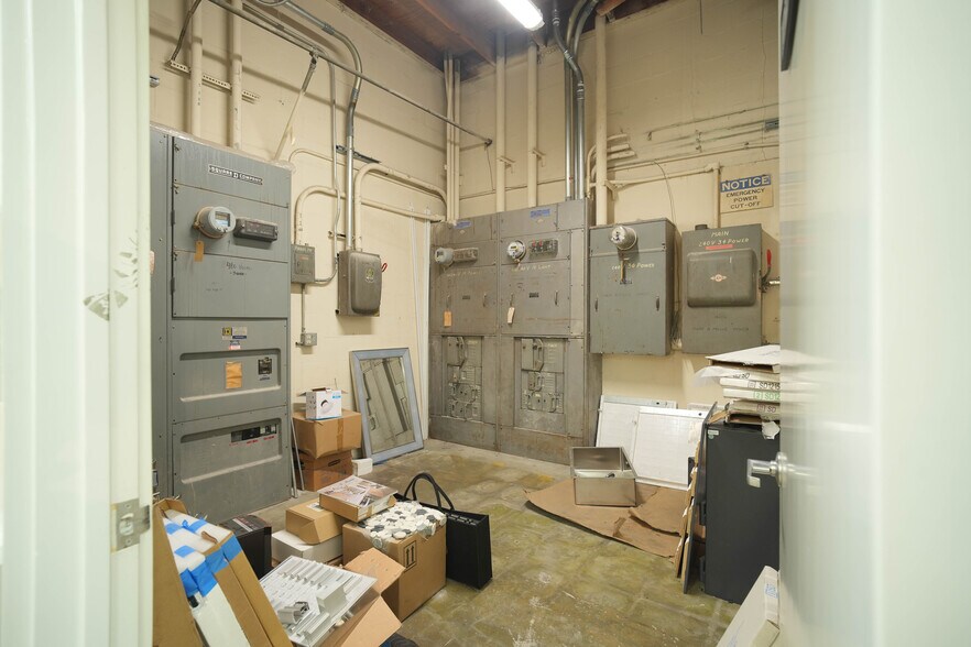 More Photos Of 11921 Sherman Way, North Hollywood Warehouse For Sale
