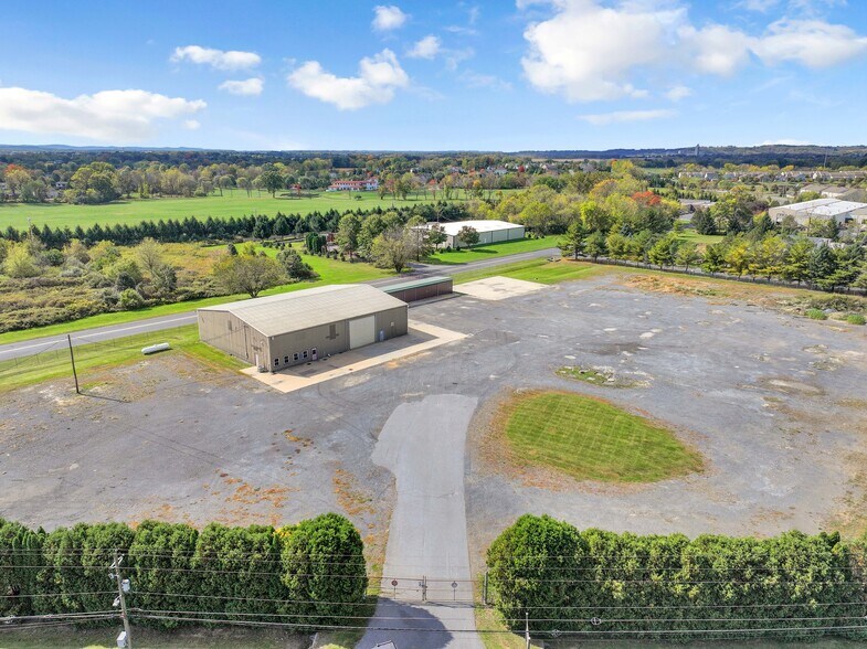 More Photos Of 585 Daniels Rd, Nazareth Manufacturing For Lease