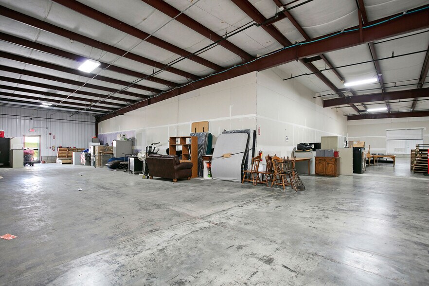 More Photos Of 805 Commerce Dr, Leitchfield Flex For Sale