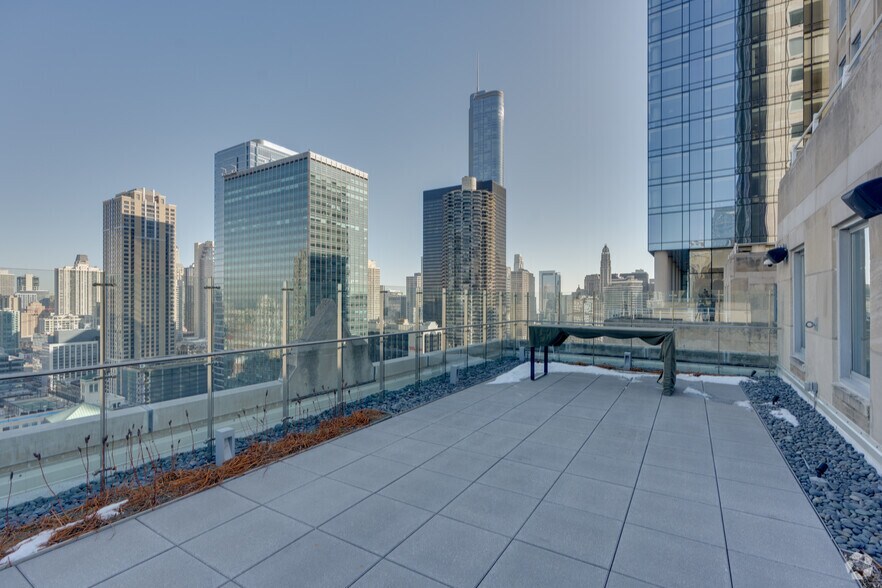 More Photos Of 121 W Wacker Dr, Chicago Office For Lease