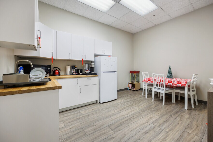 More Photos Of 4999 43rd St SE, Calgary Light Distribution For Sale