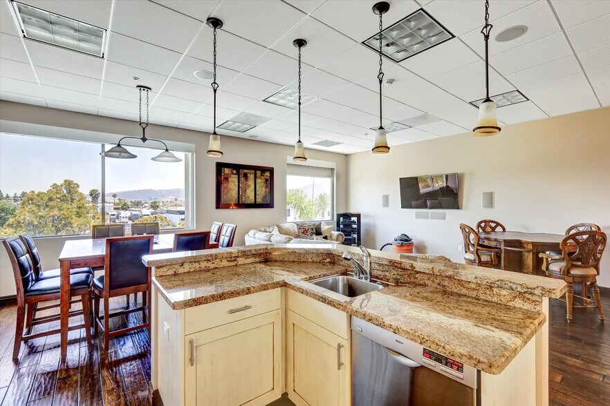 More Photos Of 250 S Pacific St, San Marcos Flex For Lease