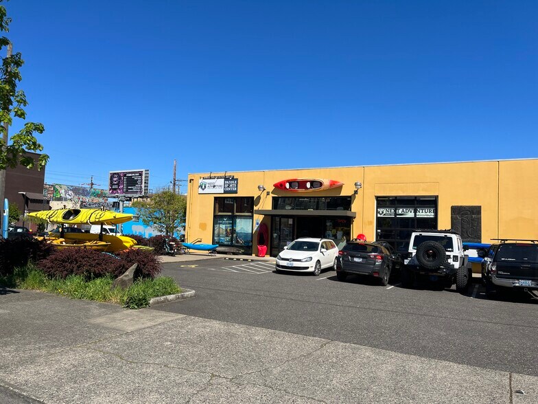 More Photos Of 704 SE Washington St, Portland Freestanding For Sale