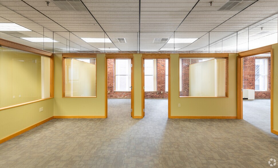 More Photos Of 977-1001 Elm St, Manchester Office For Lease