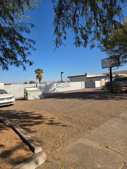 Primary Photo Of 6844 W Belmont Ave, Glendale Warehouse For Lease