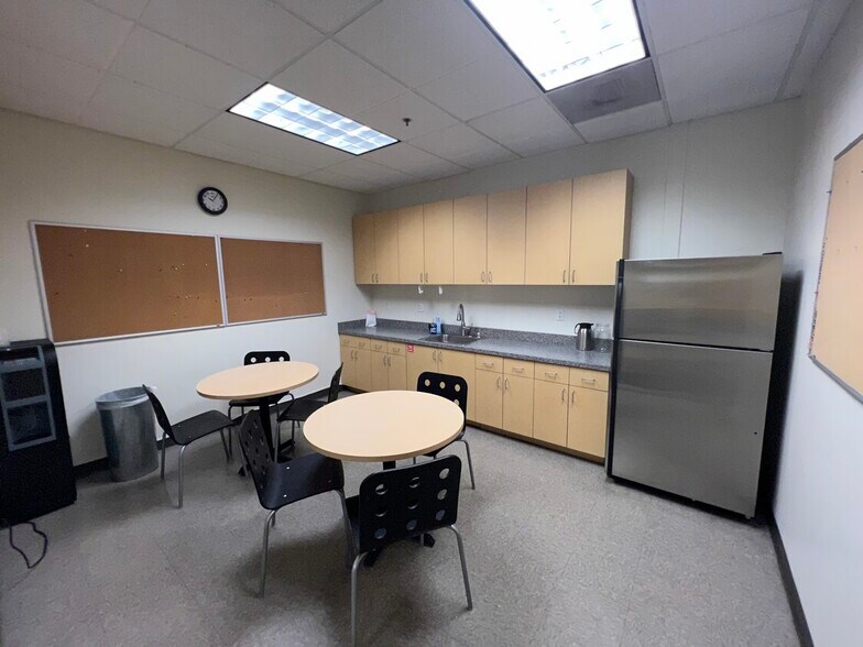 More Photos Of 960-978 Rincon Cir, San Jose Light Manufacturing For Sale