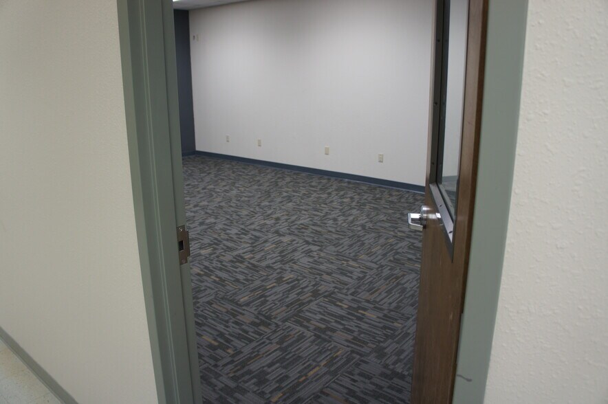 More Photos Of 3505 W Admiral Doyle Dr, New Iberia Flex For Lease