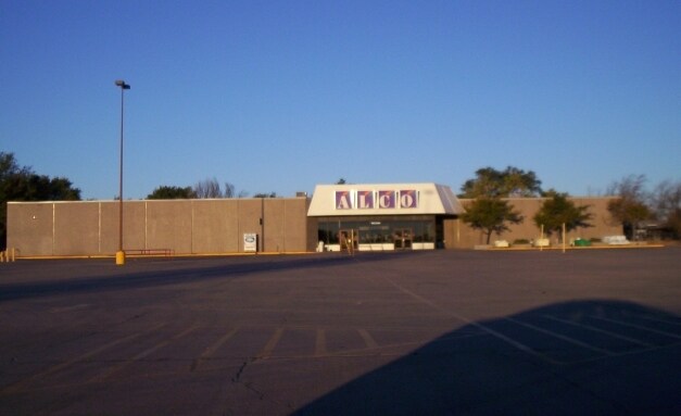 More Photos Of 300 Savage Ave, Lamar Freestanding For Sale