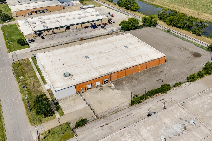 More Photos Of 909 Regal Row, Dallas Warehouse For Sale