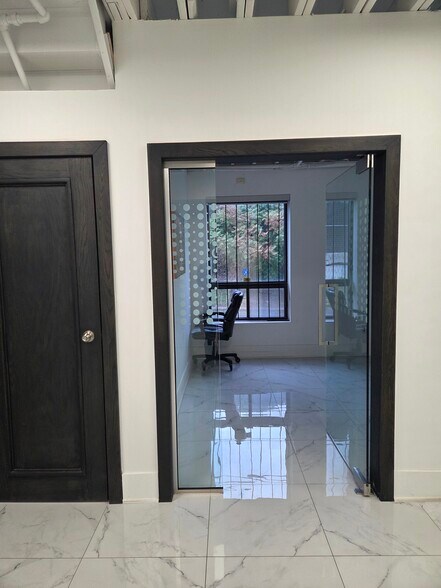 More Photos Of 2337-2365 Rue Rue Guénette, Saint-Laurent Warehouse For Sale