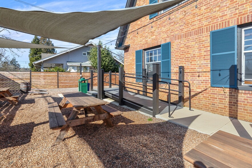 More Photos Of 883 SW Church St, Dallas Restaurant For Sale