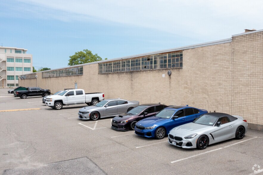 More Photos Of 650 Cantiague Rock Rd, Jericho Warehouse For Lease