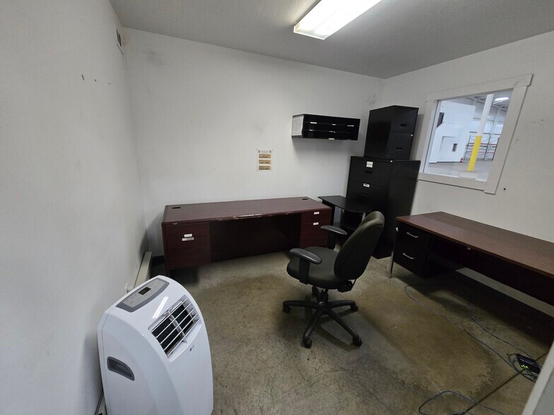 More Photos Of 1887 Cottage St, Ashland Warehouse For Lease