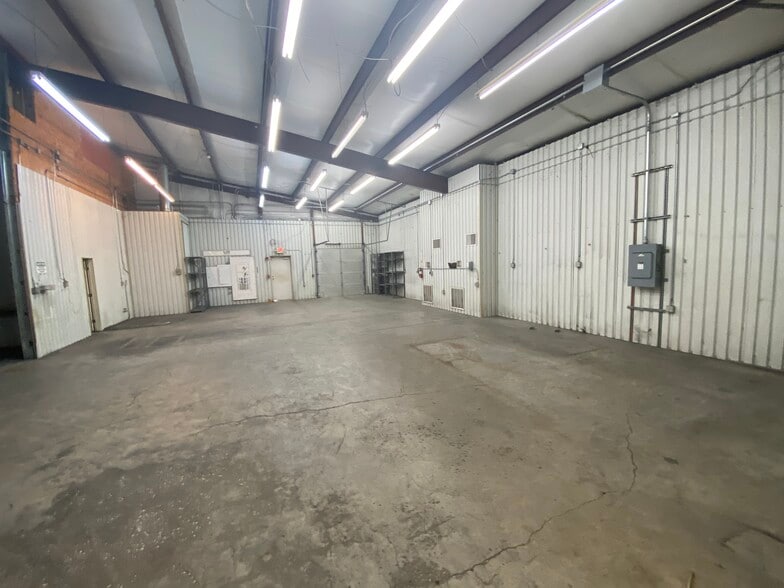 More Photos Of 501 Tradesmen's Park Dr, Hutto Warehouse For Lease