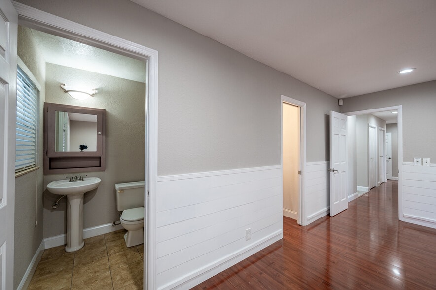 More Photos Of 5105 Memorial Hwy, Tampa Office Residential For Lease