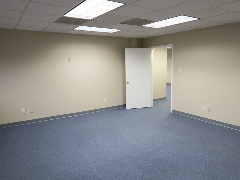 More Photos Of 5610-5613 Southwest Fwy, Houston Flex For Lease