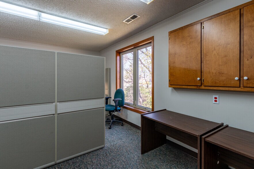 More Photos Of 2500 W 31st St, Lawrence Office For Sale