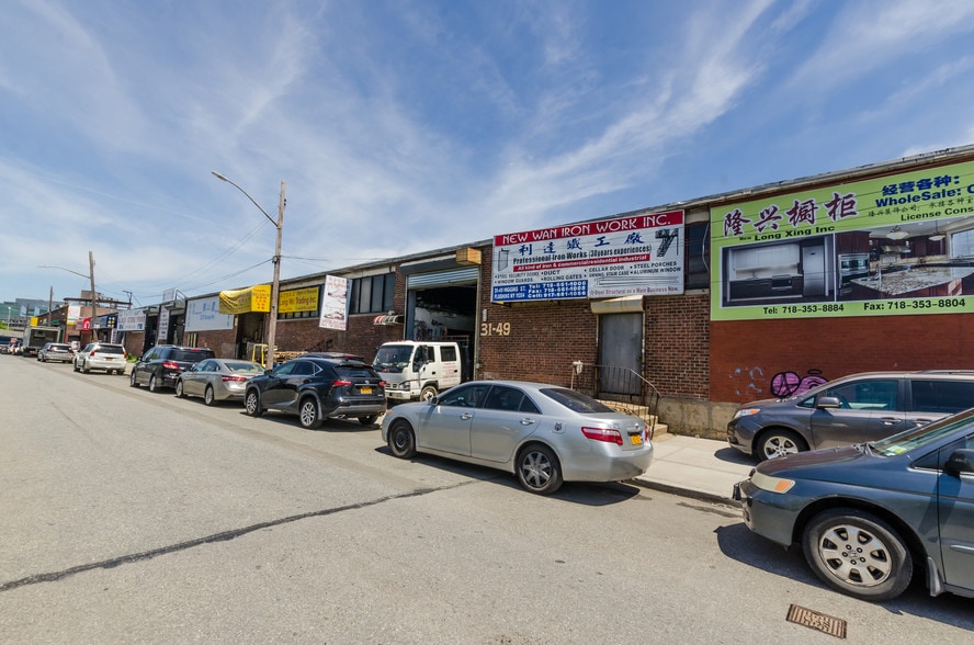 More Photos Of 3149 Higgins St, Flushing Warehouse For Lease