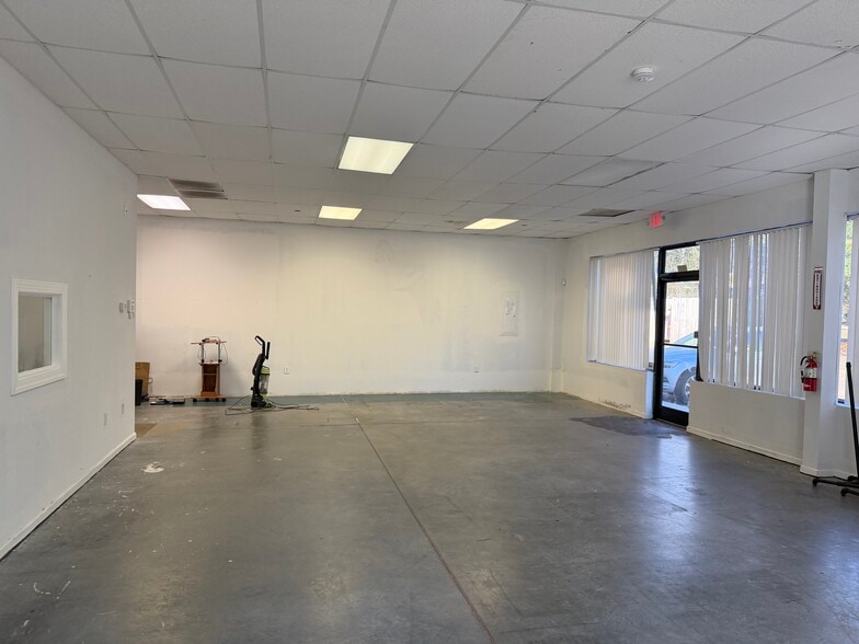 More Photos Of 3208 Mill St, Summerville Showroom For Lease