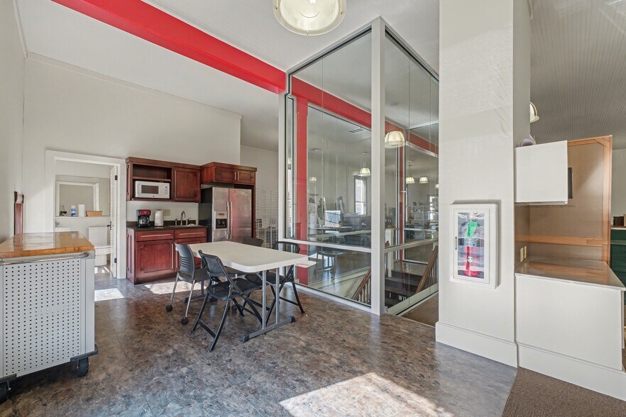 More Photos Of 116B W Walnut St, Rogers Office For Lease