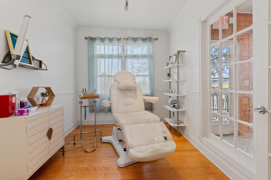 More Photos Of 1550 Lewis Center Rd, Lewis Center Freestanding For Sale