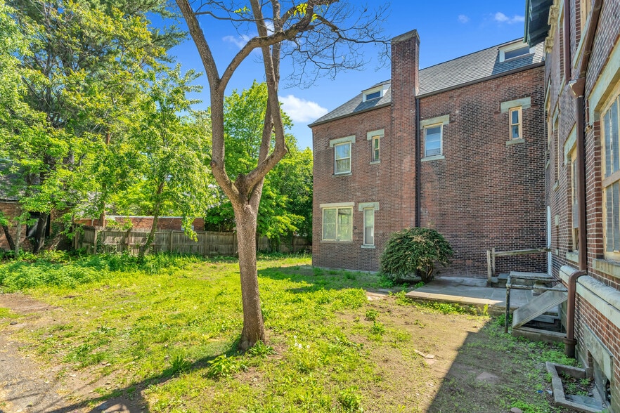 More Photos Of 51 Trumbull St, New Haven Office For Sale