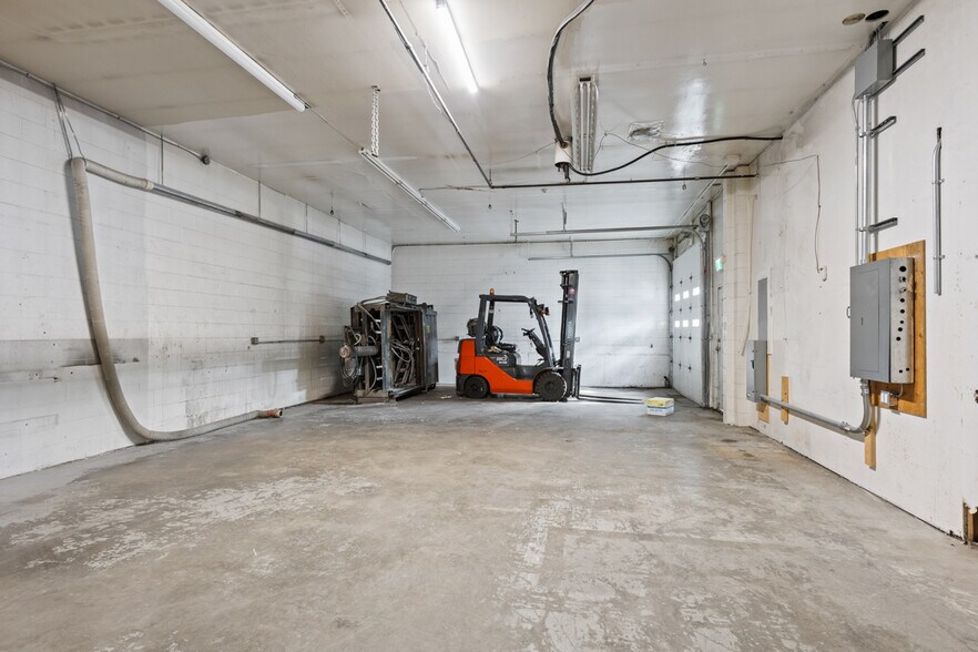 More Photos Of 4216 25 Av, Vernon Industrial For Lease
