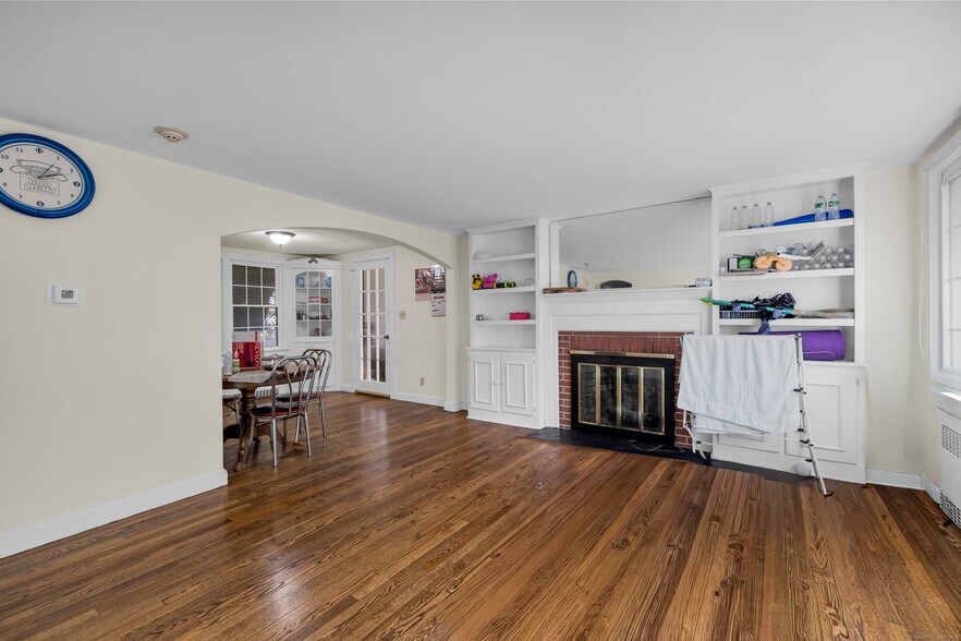 More Photos Of 93 Elm St, Old Saybrook Restaurant For Lease