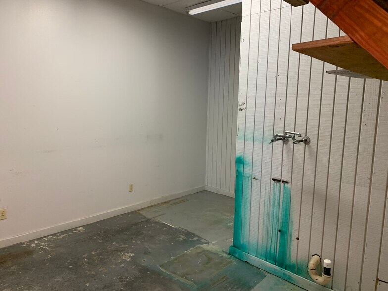 More Photos Of 5424 W Oak St, Palestine Showroom For Lease