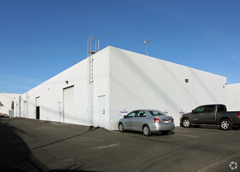 More Photos Of 1580 N Batavia St, Orange Light Distribution For Lease