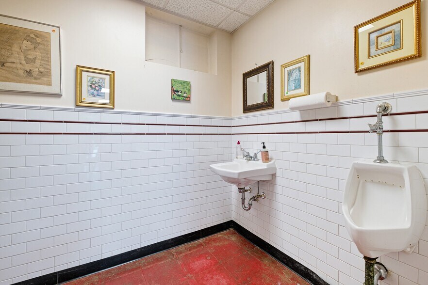 More Photos Of 2913 Creek Rd, Yorklyn Specialty For Sale