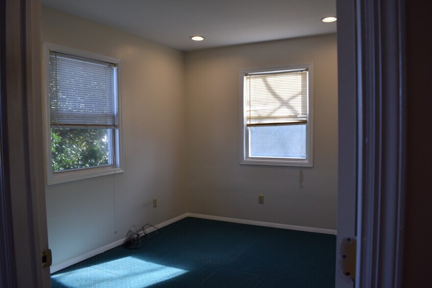 More Photos Of 147 N Ocean Ave, Patchogue Office For Sale