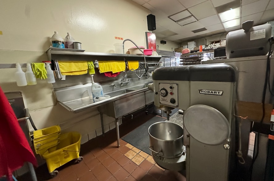 More Photos Of 13100-13118 Sherman Way, North Hollywood Freestanding For Lease