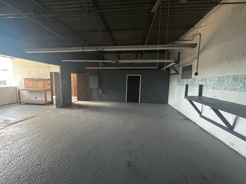 More Photos Of 5926-5940 N Tryon St, Charlotte Warehouse For Lease